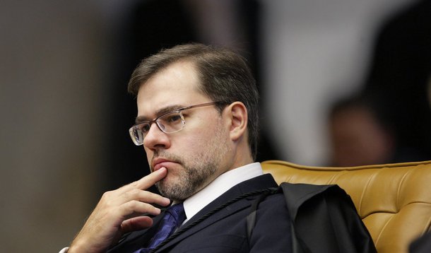 Presidente do Tribunal Superior Eleitoral (TSE), José Antonio Dias Toffoli, é favorável ao fim da reeleição para prefeitos; segundo ele, para evitar o fortalecimento de oligarquias familiares; essa mudança deve fazer parte de uma reforma política, que também deveria abranger o fim das coligações proporcionais, um limite de gastos para as campanhas eleitorais, uma novo sistema eleitoral baseado em distritos para eleições legislativas, a criação de uma cláusula de barreira para os partidos e o fim do financiamento eleitoral por empresas
