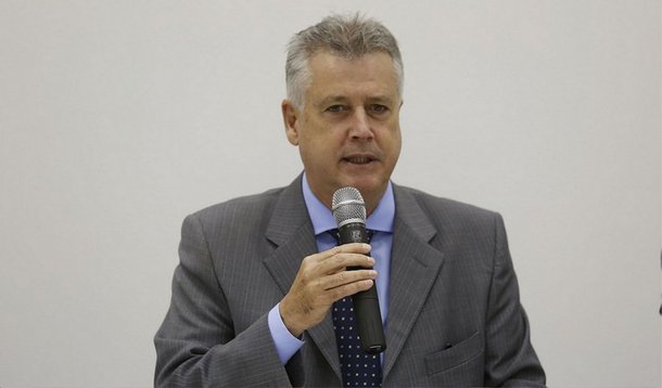 Brasília deve entrar neste ano num ciclo de concessões de infraestrutura à iniciativa privada e de parcerias com empresários para enfrentar a escassez de recursos estatais, em um quadro de retração da atividade econômica do país; esse é o plano do governador do Distrito Federal, Rodrigo Rollemberg (PSB), que disse que pretende lançar em setembro os primeiros editais de concessões de serviços públicos ao setor privado; na lista do que pode ser concedido está o icônico Parque da Cidade; a torre de TV, ponto turístico próximo do setor hoteleiro de Brasília; o autódromo; o Centro de Convenções Ulysses Guimarães; e o Estádio Mané Garrincha