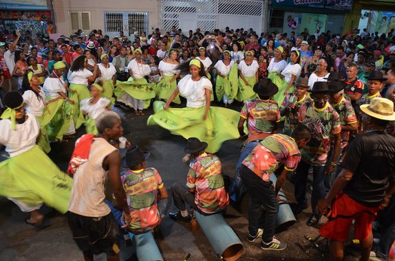 Alegria, tranquilidade e diversidade têm marcado a festança no Circuito Madre Deus, no ‘Carnaval de Todos – Juntos Fazemos a Festa’, promovido pelo Governo do Estado e Prefeitura de São Luís; foliões, comerciantes e moradores da área aprovaram a programação, organização e segurança preparados pelo Estado; nos quatro pontos de folia distribuídos entre a Praça da Saudade, Ponto do Meio, Beco do Gavião e Ponto de Fuga, no bairro da Madre Deus, o folião pode apreciar dezenas de atrações entre blocos tradicionais e alternativos, tambor de crioula, além de apresentações de bandas locais