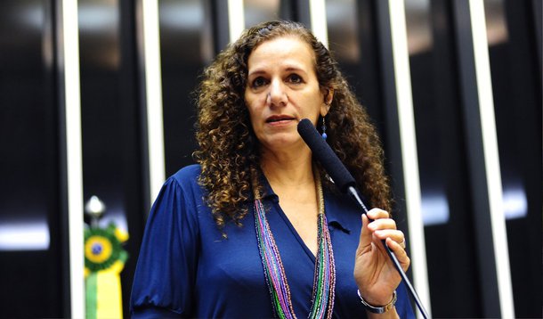 Proposta estabelece um piso constitucional para a área nas três esferas de governo; o Ministério da Cultura terá direito a 2% da receita de impostos da União, estados terão 1,5% e municípios, 1%; para a deputada Jandira Feghali (PCdoB-RJ), autora da PEC, o avanço é uma vitória; "Ao criar um piso você já estabelece um limite mínimo de gastos, o que é importante para as políticas públicas. Além disso, você amplia o poder de investimento do setor, visto que prefeituras e governos geralmente gastam pouco na Cultura", explicou