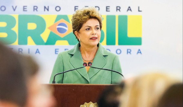 A presidente Dilma Rousseff reuniu-se nesta segunda (27) com o vice-presidente Michel Temer e com 12 ministros para pedir que ajudem a garantir apoio político no Congresso; ao falar sobre as dificuldades na economia, ela afirmou os efeitos da Operação Lava Jato provocaram uma queda de 1 ponto percentual no PIB brasileiro; apesar da recessão, "o pior é a instabilidade" política e econômica que o escândalo da Lava Jato provocou, disse a presidente a seus ministros; esse clima de incerteza se replica por toda a sociedade, influenciando nas decisões dos principais agentes econômicos, o que potencializa o atual momento de paralisia nas atividades, reforçou