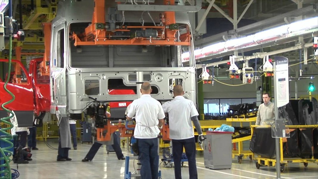 Cerca de 1,5 mil trabalhadores da unidade da Mercedes-Benz, em São Bernardo do Campo, no ABC Paulista, decidiram que o sindicato da categoria negocie com a montadora adesão ao Programa de Proteção ao Emprego (PPE)., mas afirmaram que não aceitarão medidas que impliquem em demissões; de acordo com o diretor do Sindicato dos Metalúrgicos, Sérgio Nobre, a adesão ao PPE passou a ser uma alternativa para estancar qualquer iniciativa de cortes; "Estamos certos de que é suficiente, embora a empresa diga que não. Se a empresa insistir em demissões, seja em que cenário for, vamos fazer o que for preciso. Não aceitaremos essas demissões", disse 