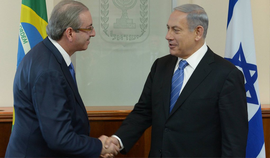 O presidente da Câmara, Eduardo Cunha (PMDB-RJ), viajou para Israel, onde se encontrou nesta quarta (3) com o primeiro-ministro israelense, Benjamin Netanyahu, que disse ao deputado lamentar não ter vindo ao Brasil no ano passado para participar da Copa do Mundo; "Nós gostaríamos muito de ter nos juntado a vocês no Mundial do ano passado. Não conseguimos. E, agora, estão tentando impedir que nós participemos do próximo Mundial em função da mistura de política e esporte, isolando Israel", disse Netanyahu a Cunha; "Compartilhamos com seu pensamento de que o esporte não é feito para dividir e não é feito para fazer política. O esporte é feito para unir, para congraçar os povos", respondeu o brasileiro