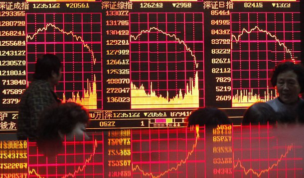 Medida drástica para os próximos seis meses é uma tentativa de conter uma queda nos preços das ações que está começando a perturbar os mercados financeiros globais; a agência reguladora  China Securities Regulatory Commission (CSRC) afirmou em seu site na noite desta quarta-feira que irá tratar com severidade qualquer violação da regra; proibição também parece se aplicar a investidores estrangeiros que detêm participações em empresas listadas nas bolsas de Xangai ou Shenzhen