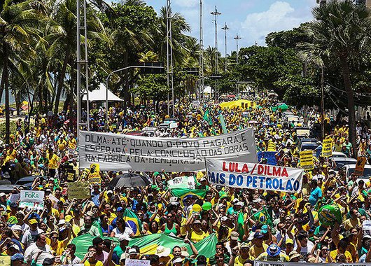 Utilizo vermelho, sim, senhores golpistas, pretensos ditadores de moda e de outros quesitos muito mais sérios.  Assim como uso azul, amarelo, preto, lilás, rosa choque,  o que eu quiser