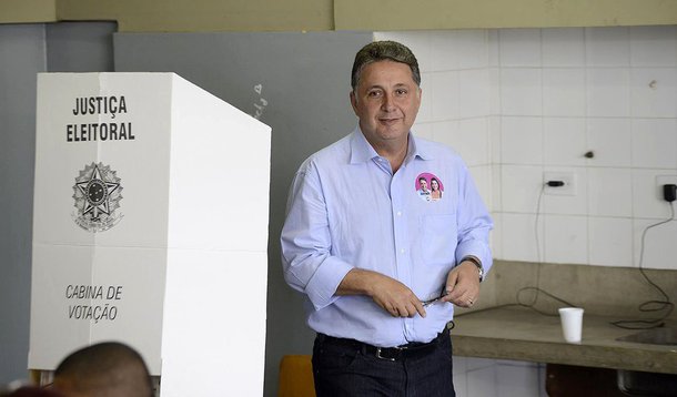 Candidato ao governo do PR, Anthony Garotinho votou por volta das 11 horas deste domingo, 5, no bairro da Lapa, em Campos dos Goytacazes; Garotinho se mostrou confiante e disse que 69% dos eleitores do Rio reprovam a administração do PMDB; candidato do PR disse esperar que as forças populares possam se unir no segundo turno para "derrotar o candidato que tem apoio dos poderosos, um governo que trouxe tanta tristeza, injustiça e infelicidade para a maioria da população". O candidato irá acompanhar a apuração dos votos em sua casa, em Campos, com a família, amigos e assessores