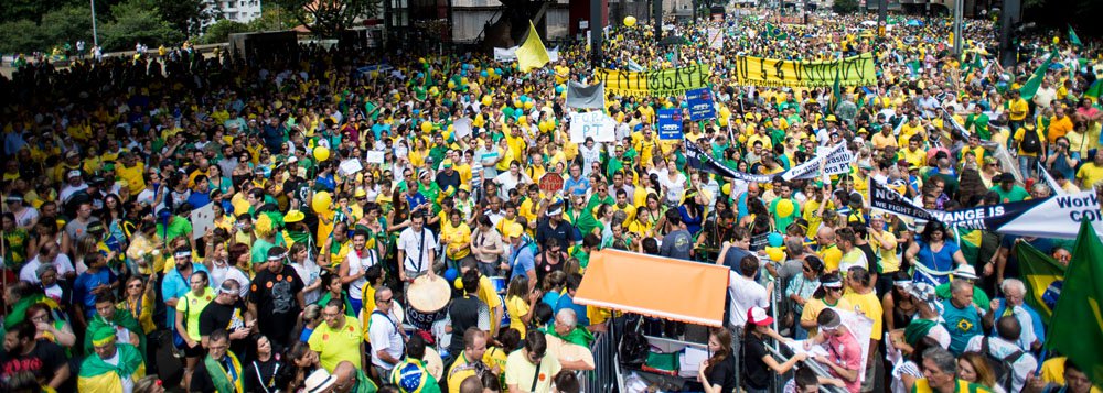 Ao menos 1,4 milhão de pessoas protestaram contra o governo federal neste domingo, 15, em pelo menos 23 Estados do país, além do Distrito Federal; só na Avenida Paulista e no seu entorno foi estimada a presença de mais de 1 milhão de pessoas, segundo a Polícia Militar; houve manifestações também nos EUA, Reino Unido, Portugal e Austrália; entre os manifestantes, há muitas faixas com críticas à corrupção e às medidas econômicas do governo, outras pedem a saída da presidenta Dilma Rousseff; há grupos que defendem a intervenção militar; até o momento atos de violência não foram registrados