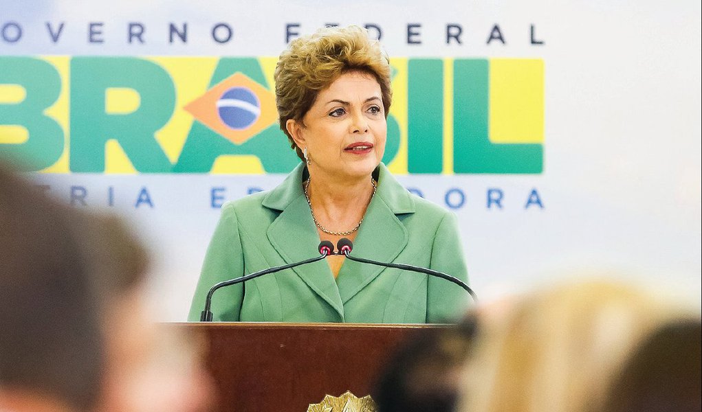 A presidente Dilma Rousseff reuniu-se nesta segunda (27) com o vice-presidente Michel Temer e com 12 ministros para pedir que ajudem a garantir apoio político no Congresso; ao falar sobre as dificuldades na economia, ela afirmou os efeitos da Operação Lava Jato provocaram uma queda de 1 ponto percentual no PIB brasileiro; apesar da recessão, "o pior é a instabilidade" política e econômica que o escândalo da Lava Jato provocou, disse a presidente a seus ministros; esse clima de incerteza se replica por toda a sociedade, influenciando nas decisões dos principais agentes econômicos, o que potencializa o atual momento de paralisia nas atividades, reforçou