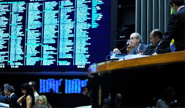 A Câmara dos Deputados concluiu nesta quinta-feira a votação da MP 664, que altera regras de benefícios previdenciários como a pensão por morte, e também flexibiliza a incidência do fator previdenciário; editada como parte de um conjunto de propostas para ajudar na redução de gastos obrigatórios e reforçar o ajuste fiscal, a medida provisória segue agora para o Senado