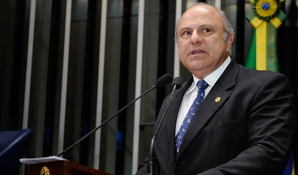 Senador Antônio Aureliano (PSDB-MG) pediu a aprovação do seu projeto de lei (PLS 269/2014) para incluir 22 municípios mineiros na Região Integrada de Desenvolvimento do Distrito Federal e Entorno (Ride); criada em 1998, a Ride é integrada pelo DF e mais 19 cidades goianas, além de duas mineiras: Buritis e Unaí; esses municípios recebem recursos do Fundo Constitucional do Centro-Oeste; o objetivo da inclusão de outras cidades mineiras na Ride, explicou Aureliano, é integrar o planejamento e a execução de infraestrutura e geração de empregos