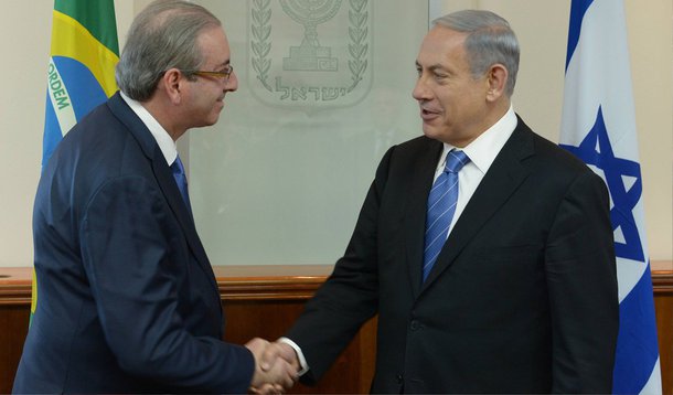 O presidente da Câmara, Eduardo Cunha (PMDB-RJ), viajou para Israel, onde se encontrou nesta quarta (3) com o primeiro-ministro israelense, Benjamin Netanyahu, que disse ao deputado lamentar não ter vindo ao Brasil no ano passado para participar da Copa do Mundo; "Nós gostaríamos muito de ter nos juntado a vocês no Mundial do ano passado. Não conseguimos. E, agora, estão tentando impedir que nós participemos do próximo Mundial em função da mistura de política e esporte, isolando Israel", disse Netanyahu a Cunha; "Compartilhamos com seu pensamento de que o esporte não é feito para dividir e não é feito para fazer política. O esporte é feito para unir, para congraçar os povos", respondeu o brasileiro