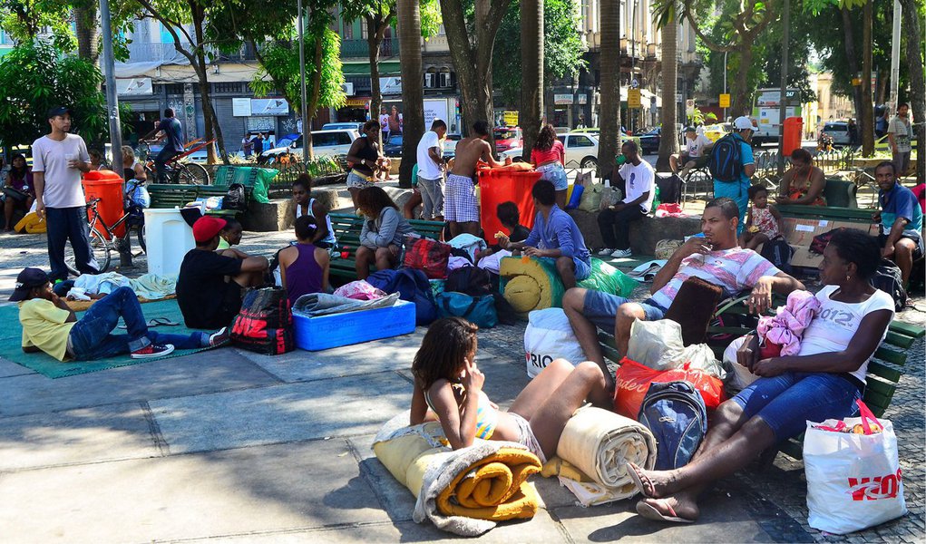 Parte do grupo de sem-teto que participou das ocupações do terreno da Cedae, em março, e da antiga sede do Flamengo, no início deste mês, está em um prédio de três andares, no centro da cidade; esse é o sexto endereço do grupo em menos de um mês, já que neste período, eles também ocuparam por algumas horas um prédio na zona portuária e tiveram que dormir por vários dias em duas praças; provavelmente, não será a parada definitiva do grupo, já que, segundo os próprios sem-teto, eles se comprometeram a sair do imóvel até terça-feira, a pedido do proprietário do edifício