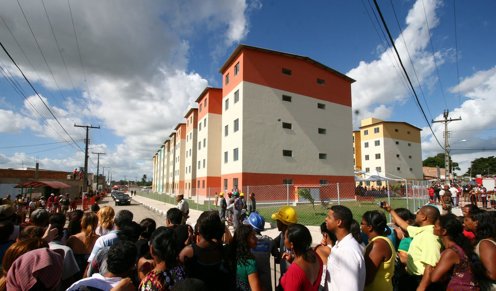 Ministério das Cidades negou que o governo tenha suspendido a concessão de financiamentos do Programa Minha Casa, Minha Vida para famílias que ganham até R$ 1,6 mil por mês; a pasta informou que as contratações nessa faixa não começaram em 2015 porque a terceira fase do programa não está em vigor; terceira etapa do Minha Casa, Minha Vida será lançada em breve, com a meta de contratar mais 3 milhões de unidades até 2018