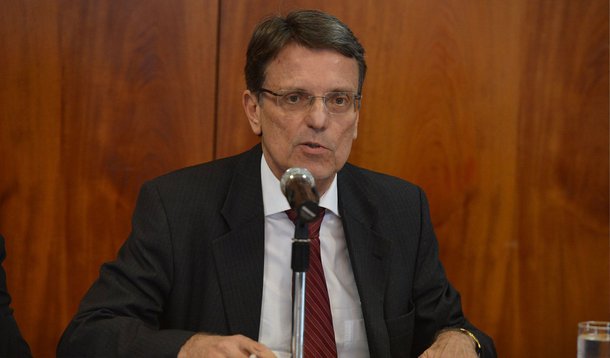 Nome forte do governo de Rodrigo Rollemeberg (PSB), Helio Doyle fez o anúncio nesta tarde, durante coletiva de imprensa; o jornalista justificou sua saída dizendo ter virado alvo de críticas por parte dos distritais e até de um senador, não citado por ele; "Quero contribuir com o governo, e agora a melhor forma de fazer isso é tirar o alvo das críticas", disse; o agora ex-secretário afirmou ter se tornado um "empecilho para as boas relações do governador Rollemberg com o meio político"; novo chefe da Casa Civil é o diretor-geral da Câmara dos Deputados, Sérgio Sampaio 