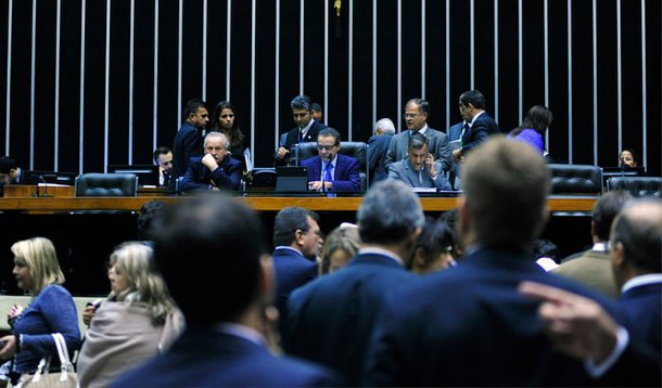 Em votações rápidas e sem obstrução, os deputados aprovaram, os projetos que reajustam os salários dos ministros do Supremo Tribunal Federal (STF), procurador-geral da República, deputados, senadores, ministros de Estado, presidente e vice-presidente da República; reajuste dos ministros do STF e da PGR começa a vigorar em janeiro, enquanto o dos parlamentares a partir de fevereiro; salários irão variar entre R$ 30 mil e R$ 33 mil