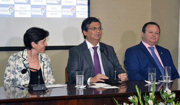 Governo do Estado oficializou o 'Mais Bolsa Família Escola' ao assinar o decreto que regulamenta o Cartão Material Escolar para beneficiários do Bolsa Família no Maranhão; com recursos do Executivo estadual, mais de 1 milhão de beneficiários que possuam na família crianças entre 4 e 17 anos terão direito a R$ 46, por membro em idade escolar, para a compra de material para uso escolar; o investimento total será de R$ 72 milhões por ano
 