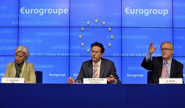 O grupo de trabalho do Eurogrupo, instância que prepara reuniões de ministros das Finanças da zona do euro, deve se reunir nesta segunda-feira (6) para analisar as consequências do resultado do referendo; a maioria da população grega votou contra medidas de austeridade sugeridas por credores internacionais; vice-ministro da Economia russo, Alexei Likhachev disse que, após o referendo, a Grécia deu o primeiro passo para ficar fora da zona do euro