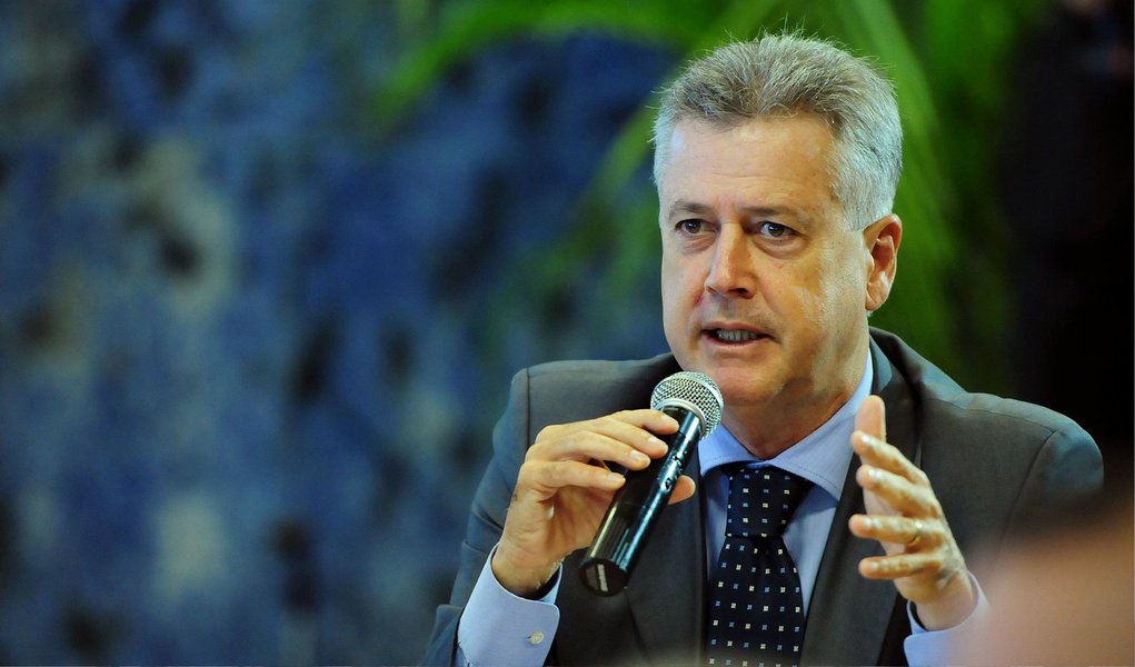 Governador do Distrito Federal, Rodrigo Rollemberg (PSB) rebateu as declarações do seu antecessor Agnelo Queiroz (PT); "Agnelo já foi julgado pela população, agora será julgado pela Justiça", afirmou; segundo o petista, seu sucessor adota uma tática "nazista de repetir uma mentira várias vezes para transformar em verdade"; o Ministério Público também retrucou Agnelo, alvo de ações judiciais, ao afirmar que o ex-chefe do Executivo foi alertado sobre a necessidade de cumprimento das leis; "No entanto, ele preferiu não consertar seus atos ilegais", diz a nota