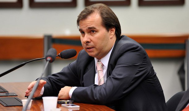 Colegiado será composto por 34 membros titulares, igual número de suplentes; deputado Rodrigo Maia (DEM-RJ) será indicado para presidir a comissão, e o relator deverá ser o deputado Marcelo Castro (PMDB-PI); projeto acaba com a reeleição do presidente da República, dos governadores e prefeitos, e põe fim ao voto obrigatório, entre outras mudanças