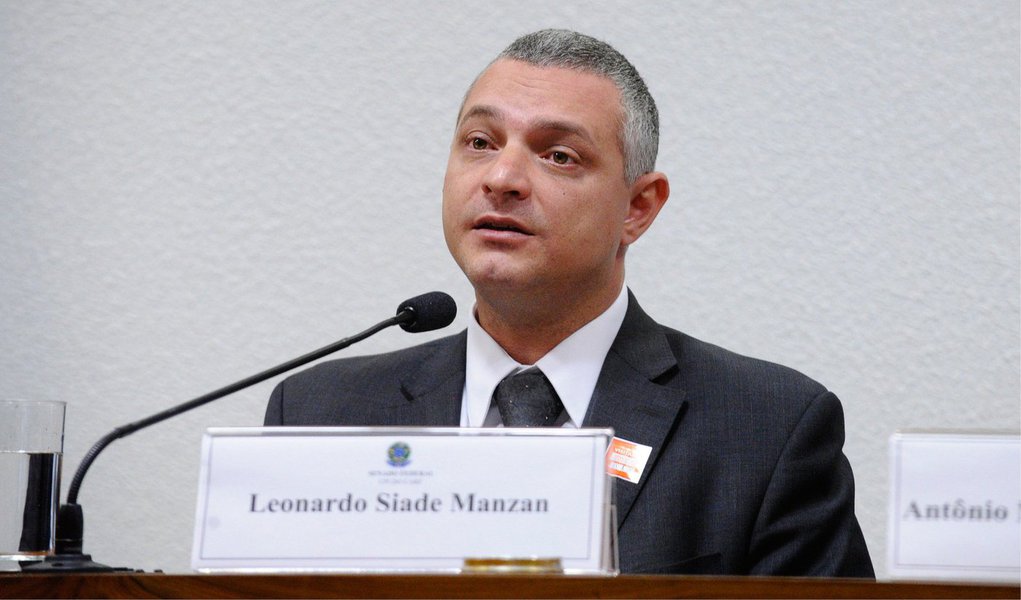 À CPI do Carf no Senado, o ex-membro do Conselho Administrativo de Recursos Fiscais Leonardo Siade Manzan disse hoje (18) um “erro lamentável” o incluiu na Operação Zelotes, da Polícia Federal; "Estou incluído por um equívoco, que me trouxe prejuízos incomensuráveis nos aspectos pessoal, profissional e familiares. Isso abalou minha família. Por um erro estou sofrendo uma condenação e uma pena antecipada”, afirmou; Manzan disse ainda que o R$ 1,5 milhão em espécie, apreendido pela PF em sua casa, está declarado à Receita Federal