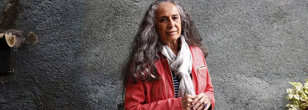 Aos 50 anos de carreira, cantora baiana Maria Bethânia diz, no entanto, que ainda acredita no País: "Tenho pena, mas não desanimo, porque acho o Brasil maior, de algum modo ele ganha. Já vi lindas respostas do Brasil e não falo só das pessoas, falo da floresta, das águas. Você vê que está todo o mundo zangado [ri]. A água foi se aquietar, esperando para ver se volta ou não"