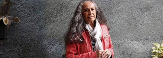 Aos 50 anos de carreira, cantora baiana Maria Bethânia diz, no entanto, que ainda acredita no País: "Tenho pena, mas não desanimo, porque acho o Brasil maior, de algum modo ele ganha. Já vi lindas respostas do Brasil e não falo só das pessoas, falo da floresta, das águas. Você vê que está todo o mundo zangado [ri]. A água foi se aquietar, esperando para ver se volta ou não"