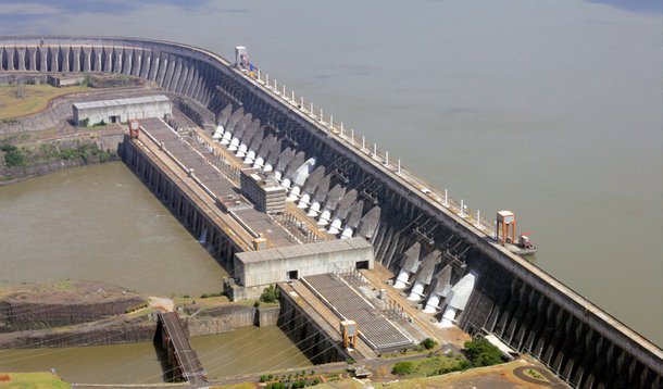 Após mais de duas décadas de liderança mundial no ranking de geração de energia anual, a Usina Hidrelétrica de Itaipu foi ultrapassada, em 2014, pela chinesa Três Gargantas. Em produção acumulada, no entanto, nenhuma outra gerou tanta energia quanto a usina brasileiro-paraguaia, que no ano passado completou 30 anos de operação