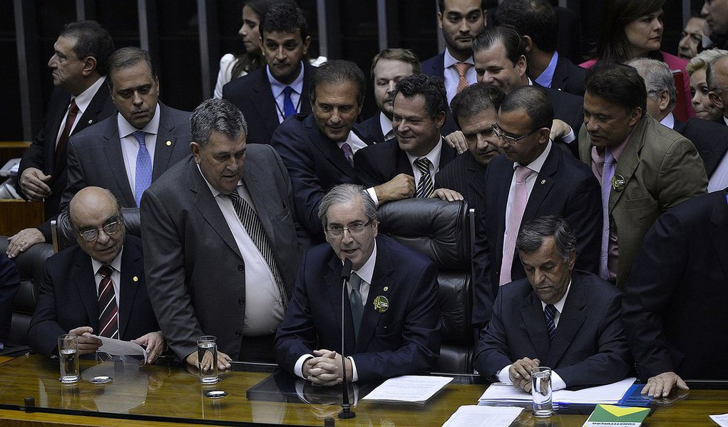 "Estamos aqui para ser o presidente e não somente daqueles que votaram no nosso nome. As disputas se encerram na apuração e todos somos deputados iguais", disse o deputado Eduardo Cunha (PMDB-RJ), eleito presidente da Câmara dos Deputados neste domingo; "Nunca em nenhum momento nós falamos que seríamos oposição e também falamos que não seremos submissos e não seremos submissos"; "Não há de nossa parte nenhum jugo de retaliação", garantiu