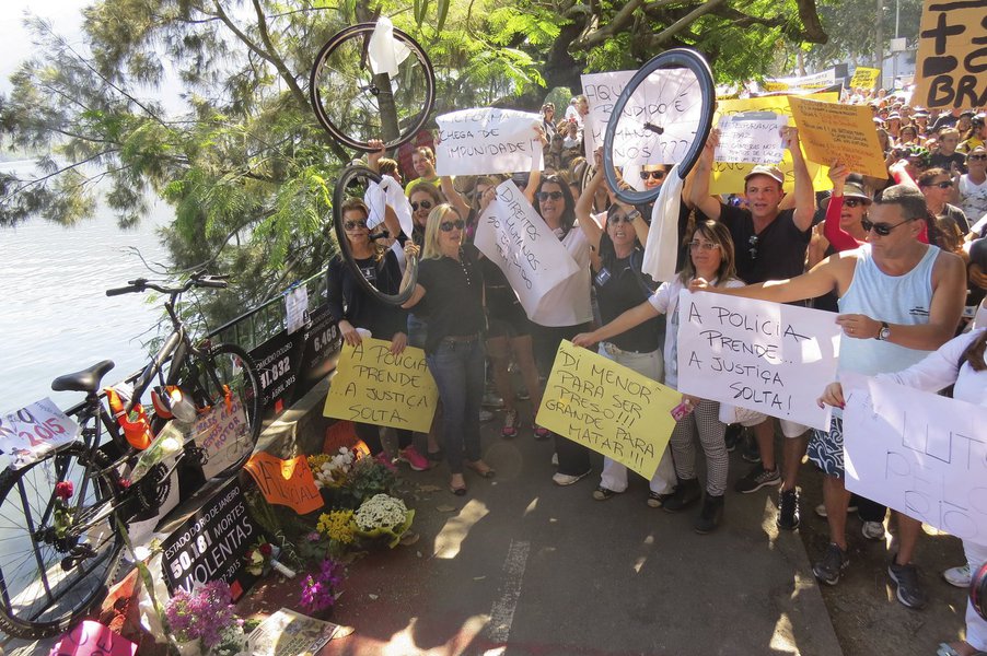 Um protesto hoje (24) na região da Lagoa Rodrigo de Freitas, no Rio, lembrou a morte do médico Jaime Gold, esfaqueado na última quarta-feira (20) no local; os manifestantes levavam cartazes com pedidos de paz e de mais segurança; muitos foram de bicicleta, em homenagem ao médico que pedalava quando foi atingido; "Nosso movimento é por segurança. Não é só para os ciclistas, para os corredores. Não está restrita a bairros nem a divisões geográficas da cidade. É para todos e por todos", disse a advogada Ana Paula Cavalcante, uma das organizadoras do protesto