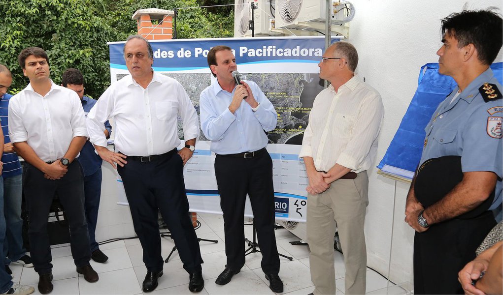 Secretário estadual de Segurança, José Mariano Beltrame disse que "as obras que não forem feitas pela prefeitura serão feitas pela Emop [empresa de obras do governo estadual] e pela Secretaria Estadual de Obras"; "Pretendemos fazer com que, no máximo até o mês de julho ou agosto, tenhamos todas as obras das UPPs em condições que "entendemos como adequadas para os policiais trabalharem", afirmou, durante inauguração de sete bases que passaram por reformas
 