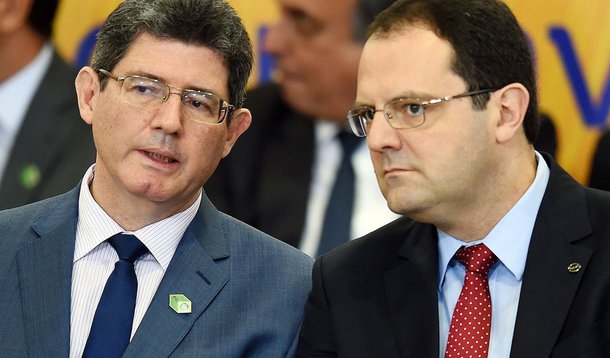Ministro do Planejamento, Nelson Barbosa reafirma que não houve divergência com o ministro da Fazenda, Joaquim Levy, em relação à redução da meta de superávit primário de 1,13% do PIB para 0,15% do PIB, nem perda de prestígio de Levy junto à presidente Dilma Rousseff: "A realidade foi convidada para as reuniões e se impôs", diz; segundo ele, a mudança "ajuda a economia brasileira a crescer mais rapidamente"; "Sem crescimento, não há como sustentar nem mesmo o equilíbrio fiscal", afirma