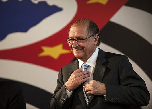 Há pouco descobrimos, estarrecidos, que Alckmin pagava com dinheiro público um mentecapto que mantinha uma página na internet recheada de mentiras, falsificações e mau caratismo para achincalhar a imagem de petistas e somente de petistas