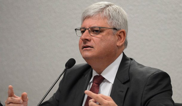 O procurador-geral Eleitoral, Rodrigo Janot, afirmou hoje (23) que o atual sistema político brasileiro tem viés corrupto e precisa ser reformado. As declarações foram feitas durante sessão do Tribunal Superior Eleitoral (TSE); "Em conversas com segmentos da sociedade brasileira, parece existir, a essa altura, consenso sobre a necessidade de reforma. É um sistema politico arcaico, vencido e com viés corrupto", salientou; Janot comentou sobre o acordo entre os candidatos a presidente Dilma Rousseff (PT) e Aécio Neves (PSDB) que retirou ataques pessoais no horário eleitoral no rádio e TV