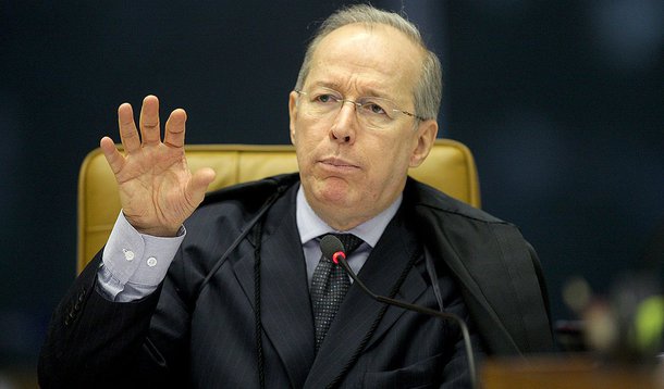 O ministro Celso de Mello, do STF, negou pedido de habeas corpus de Fábio Raposo Barbosa e Caio Silva de Souza, acusados de matar o cinegrafista Santiago Andrade, em fevereiro de 2014, durante manifestação no Rio de Janeiro; dessa forma, os dois continuam aguardando julgamento na prisão; a negativa ocorreu em decorrência de não caber pedido de habeas corpus ao Supremo para questionar decisão de um ministro de outro tribunal superior