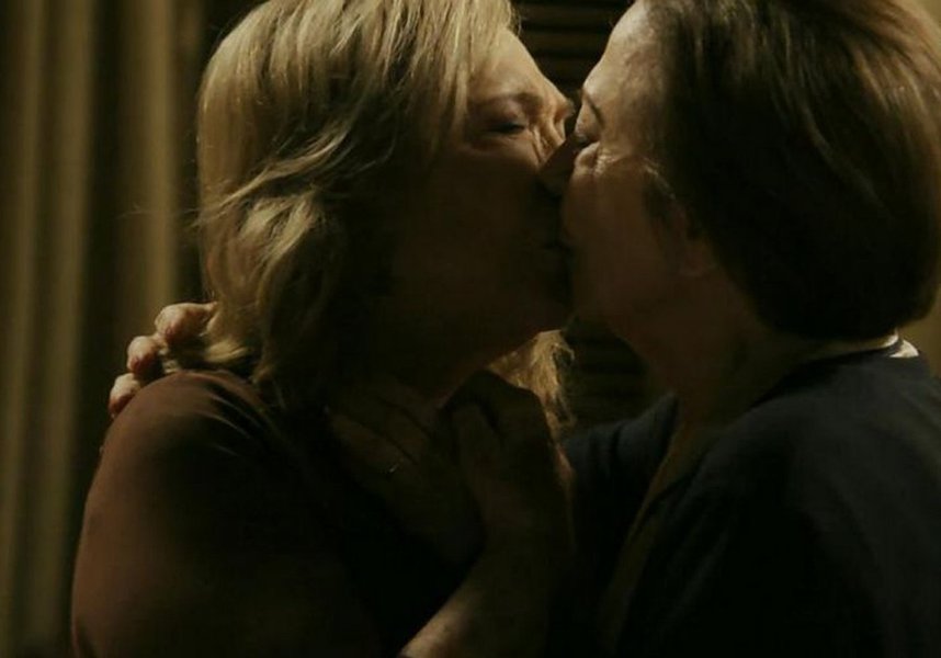 Jornalista Mauricio Stycer afirma que, enquanto a Globo experimenta o modelo de família estendida, na novela Babilônia, marcada pelo beijo gay entre Fernanda Montenegro e Nathália Timberg, os concorrentes SBT e Record reagem com "programas para a família"; "Desperta curiosidade ver como a Globo lidará com a pressão para atenuar o debate proposto em "Babilônia". Pesa contra a novela, neste início, um resultado no Ibope muito abaixo da expectativa. Grupos de discussão estão sendo feitos para ouvir a opinião dos espectadores. A bandeira de Teresa e Estela, desconfio, corre riscos. Espero estar enganado", diz ele