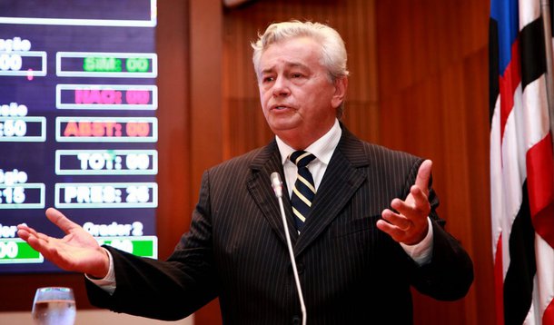 Ao comentar sobre a transição para o novo governo, o governador interino do Maranhão, Arnaldo Melo, afirmou que vai continuar colaborando com o repasse de informações para que nova equipe que vai assumir em 2015 tenha facilidade na execução dos programas; “Queremos uma relação harmônica com a equipe que assumirá a partir de janeiro", assegurou; “Teremos um trabalho intenso com os secretários e auxiliares para entregarmos um estado organizado e com ações em todos os municípios do Maranhão"