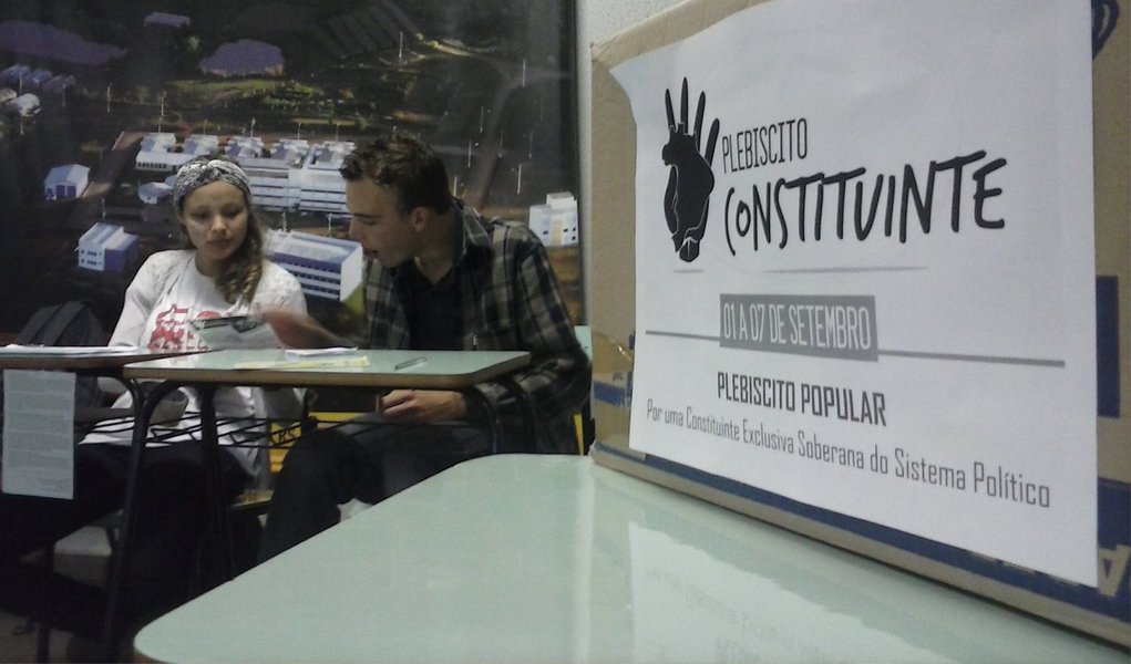 Participaram do Plebiscito Popular por uma Constituinte Exclusiva e Soberana do Sistema Político 7,75 milhões de pessoas, segundo o resultado divulgado hoje (24). Desse total, 6,95 milhões votaram em urnas físicas e 1,74 milhão pela internet. As manifestações favoráveis à convocação de uma assembleia exclusiva para a reforma política somaram 97,05% do total, as contrárias, 2,57% e 0,38% foram votos brancos e nulos