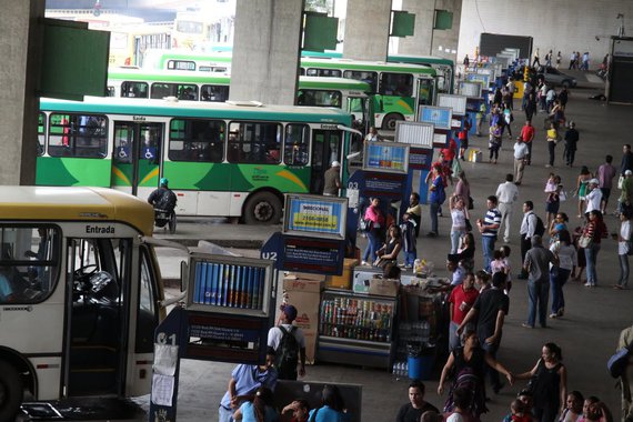 O Tribunal de Contas do Distrito Federal (TCDF) decidiu não acatar o pedido do Ministério Público (MPDFT) de reexaminar todo o processo de licitação que definiu as empresas que atualmente controlam o sistema de transporte público do DF; apenas a Taxa Interna de Retorno (TIR), que representa o lucro das empresas sobre o número de passageiros, será revisada; a procuradora Márcia Farias chamou atenção para a gravidade das denúncias contra o advogado Sacha Reck, que atuou na elaboração do edital mesmo sendo prestador de serviços de empresários que participaram do certame e venceram a disputa