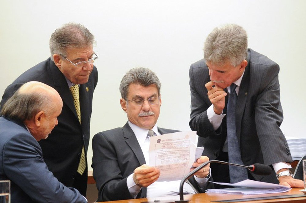 A menos de 15 horas do encerramento dos trabalhos do Congresso em 2014, a Comissão Mista de Orçamento poderá votar na reunião desta segunda-feira 22 os relatórios setoriais da proposta orçamentária de 2015; seis, de um total de dez, foram disponibilizados entre a noite de sexta e ontem; os demais devem ser divulgados hoje