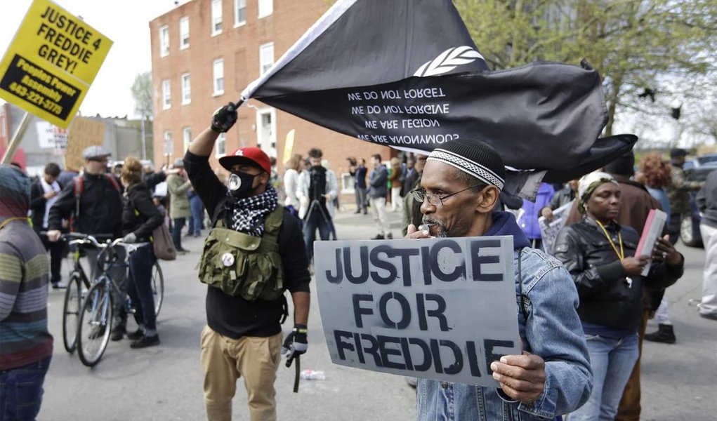 Cidade encabeçava as manifestações nos Estados Unidos neste sábado, após seis policiais terem sido acusados ​​criminalmente pela morte de um homem negro de 25 anos; manifestações devem continuar no final de semana, com um grande protesto saindo do local onde a vítima, Freddie Gray, foi detida
