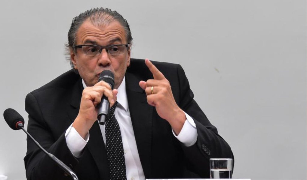 No primeiro depoimento da CPI da Petrobras na Câmara, o ex-gerente da estatal Pedro Barusco, disse que recebeu um pedido de reforço financeiro para a campanha da presidente Dilma Rousseff em 2010 e providenciou o repasse de US$ 300 mil; "Em 2010 foi solicitado à [empresa holandesa] SBM um patrocínio de campanha, mas não foi dado por eles diretamente. Eu recebi o dinheiro e repassei", disse