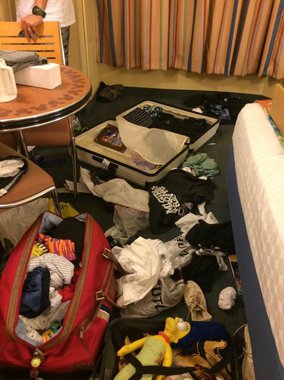 Os advogados Igor e Nathalya Godoy foram assaltados dentro do complexo da Disney, em Orlando, nos Estados Unidos, durante a viagem de comemoração de um ano de casamento; ao chegar ao quarto do hotel onde estavam hospedados, o All-Star Sports Resort, encontraram suas malas abertas e as roupas reviradas. Os assaltantes levaram relógios, perfumes, óculos de marca, fones de ouvido, roupas; relato de Nathalya no Facebook já obteve mais de 24 mil compartilhamentos; a repercussão do caso por aqui chegou aos gerentes do hotel lá na Disney, que entraram em contato com o casal e prometeram ressarcimento