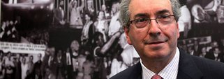Líder do PMDB na Casa, deputado Eduardo Cunha, diz que seu partido, maior da base governista, está dividido nesta eleição por ter se sentido preterido pelo governo: “O PMDB tem a nítida sensação de que não é partícipe de nada, nem da campanha eleitoral. O PMDB foi apenas um aluguel de tempo de televisão”; diante disso, sinaliza novamente aproximação com o PSDB e afirma que dos 66 deputados do PMDB, 33 estão com o tucano Aécio Neves