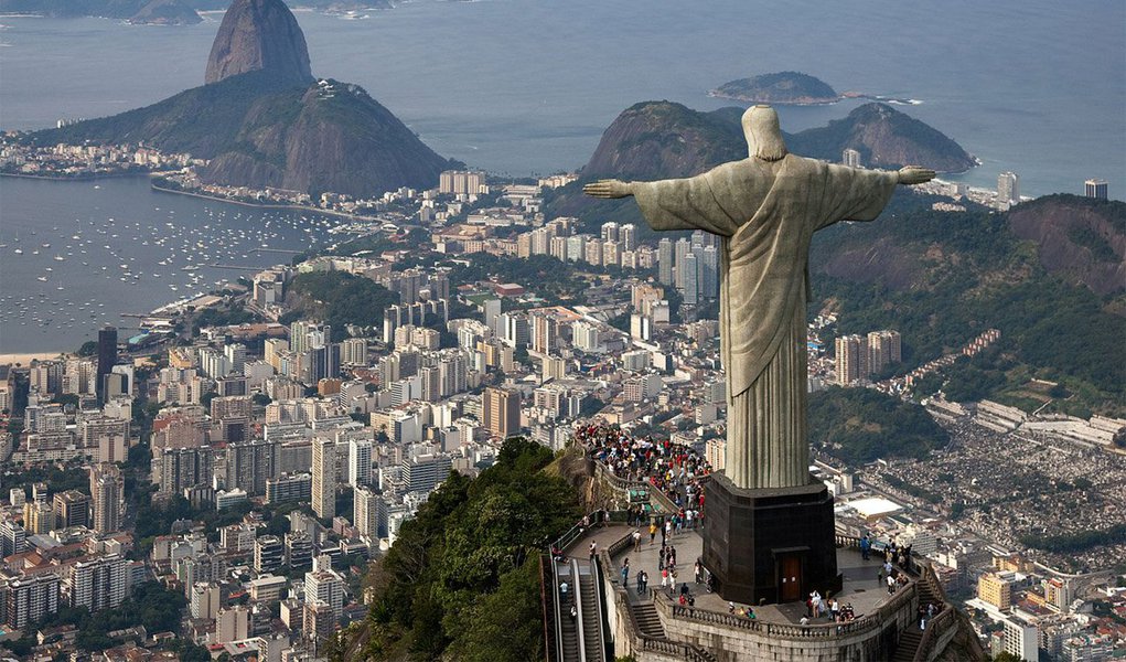 Entre 250 mil e 350 mil turistas estrangeiros são esperados na cidade do Rio de Janeiro durante os Jogos Olímpicos e Paralímpicos de 2016; a estimativa é do ministro do Turismo, Vinícius Lages; na Copa do Mundo, foram 1 milhão de estrangeiros divididos entre as 12 cidades-sede da competição; segundo o ministro, o mais importante, no entanto, é aproveitar a superexposição que a cidade terá antes e durante os Jogos para impulsionar o turismo nacional