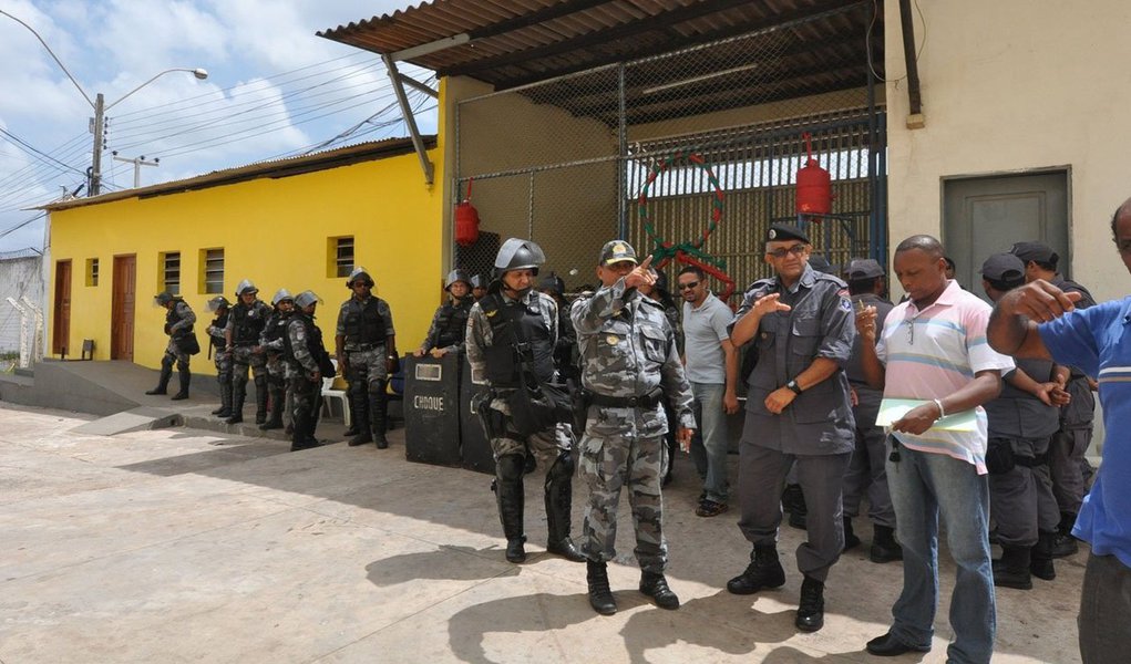 Policiais militares detiveram um dos suspeitos de roubar o caminhão-caçamba que bandidos usaram para derrubar um muro do Complexo Penitenciário de Pedrinhas, em São Luís, no Maranhão; o choque proposital abriu um grande buraco no muro de concreto, por onde presos fugiram; em nota, Sejap confirmou a fuga de pelo menos seis detentos do Centro de Detenção Provisória (CDP), mas segundo a assessoria do governo, uma contagem dos internos está sendo feita para checar a possibilidade de mais presos terem escapado