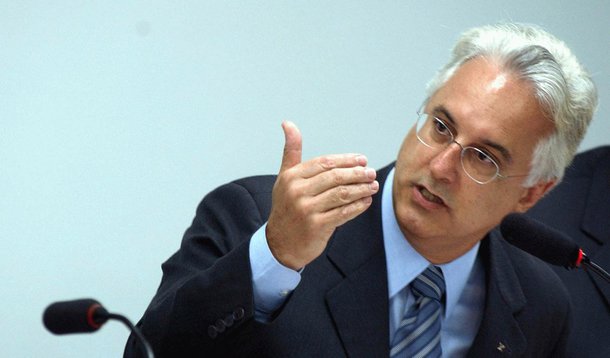 Em artigo, Jorge Mattoso, ex-presidente da Caixa Econômica Federal (2003-2006), e Pedro Rossi, professor do Instituto de Economia da Unicamp, contrariam declarações do economista Arminio Fraga, guru de Aécio Neves: “Mesmo após a crise, a demanda interna forte e o baixo desemprego se mantiveram graças menor vulnerabilidade do país e à adoção de políticas anticíclicas. E, contrariamente ao pretenso "preconceito ideológico com o investimento", entre 2004 e 2013 as taxas de crescimento do investimento foram sistematicamente mais altas do que do PIB”