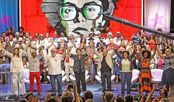Grupo de intelectuais e artistas repete ato de 2010 e lota Teatro Oi Casagrande, na Zona Sul do Rio de Janeiro, em apoio à campanha pela reeleição de Dilma Rousseff; estiveram presentes figuras como Leonardo Boff, Marilena Chauí, Elza Soares, Otto, Alcione e Beth Carvalho; "Vamos colocar a Cultura dentro da nossa estratégia de crescimento econômico", disse a presidente; ela lembrou que os recursos do pré-sal irão garantir os investimentos em educação e em cultura, e disse que não há "alquimia ou milagre" que faça a educação evoluir: "temos que pagar bem o professor e exigir que ele fique na aula"; ela afirmou ainda que o relativo desconhecimento sobre a riqueza representada pelo pré-sal tem como uma das origens o “pessimismo militante” da imprensa brasileira