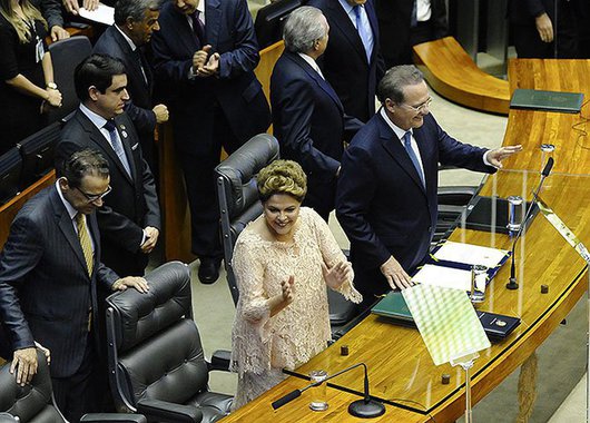 É preciso estender a banda larga para todos os pontos do território nacional. Quanto à mídia monopolizada, a regulação econômica é o melhor caminho