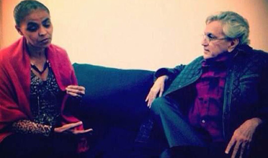 Cantor Caetano Veloso sai em defesa da presidenciável do PSB no Facebook: “As maluquices crescem e proliferam em reação à força eleitoral de Marina'', escreveu; “Marina não é nada de Collor nem nada de Jânio. Marina é o esboço de um novo Lula”, disse, rebatendo comparação feita por propaganda eleitoral do PT 