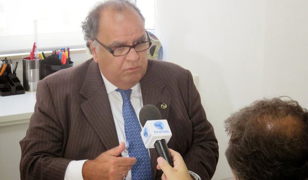 A Comissão de Trânsito da OAB-RJ concluiu que motoristas prestadores de serviço de transporte mediante pagamento pelo aplicativo Uber não exercem atividade ilegal, mas seu trabalho precisa ser regulamentado pelo município; segundo o presidente da comissão, Armando de Souza, o trabalho dos motoristas do Uber é garantido pela Constituição; "Se o município não regulamentar o Uber, os motoristas poderão bater à porta do Judiciário, para que se manifeste sobre a questão”, disse